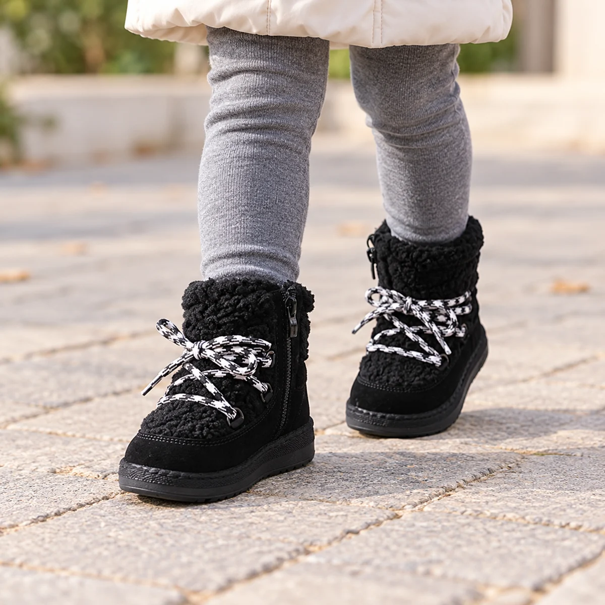 View détail bottines enfant noires avec lacets et doublure chaude