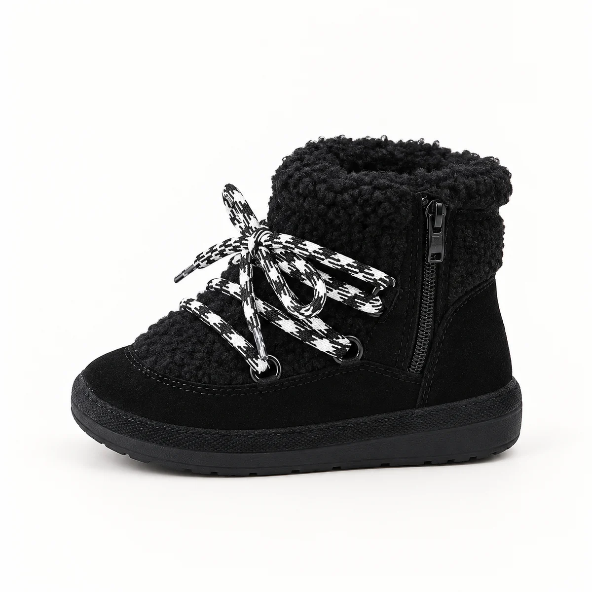Enfant portant des bottines noires fourrées avec lacets pour la saison froide