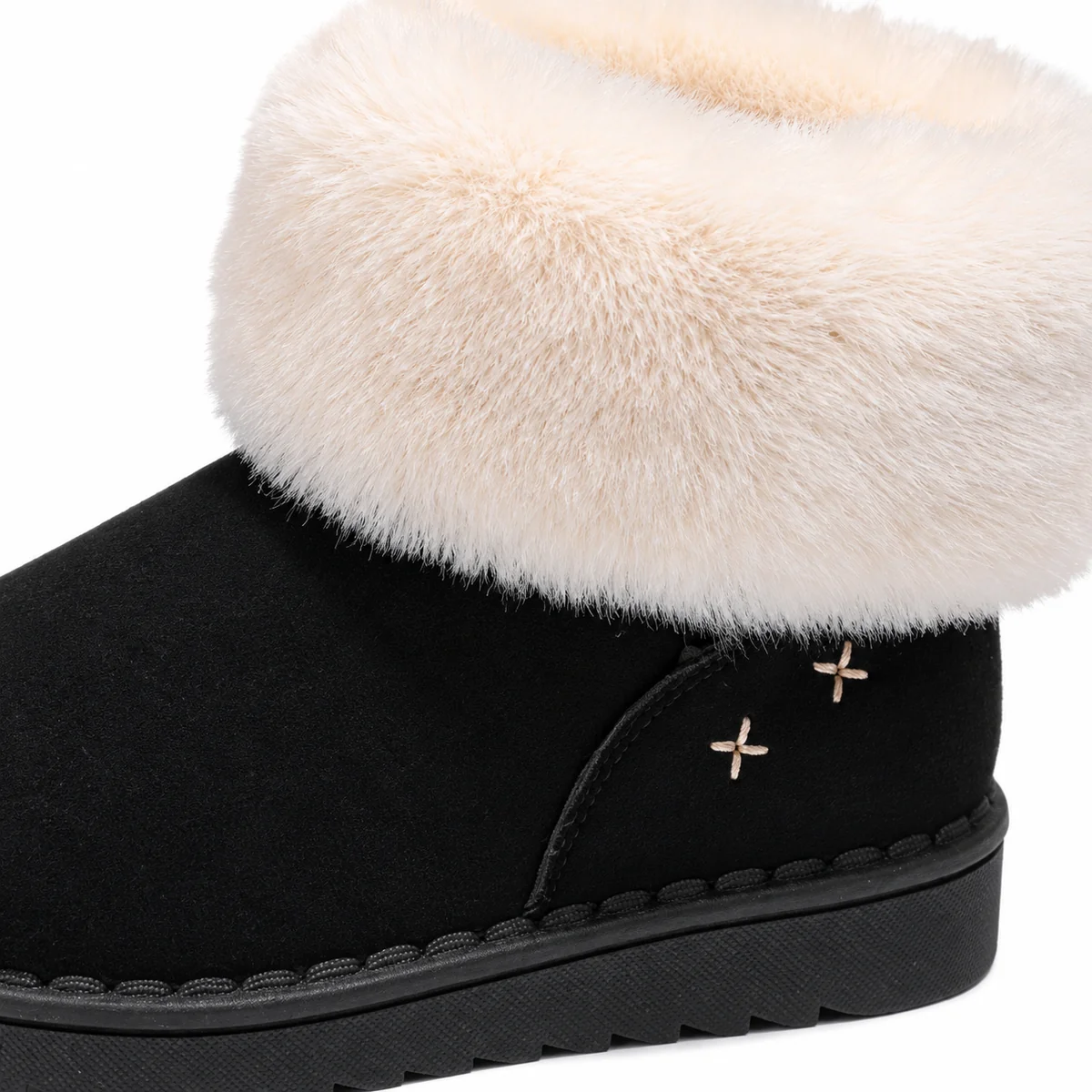 Enfant portant des bottines noires fourrées à revers blanc pour l'automne