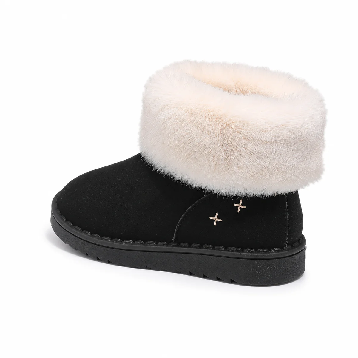 Gros plan sur bottines enfant noires fourrées à revers blanc