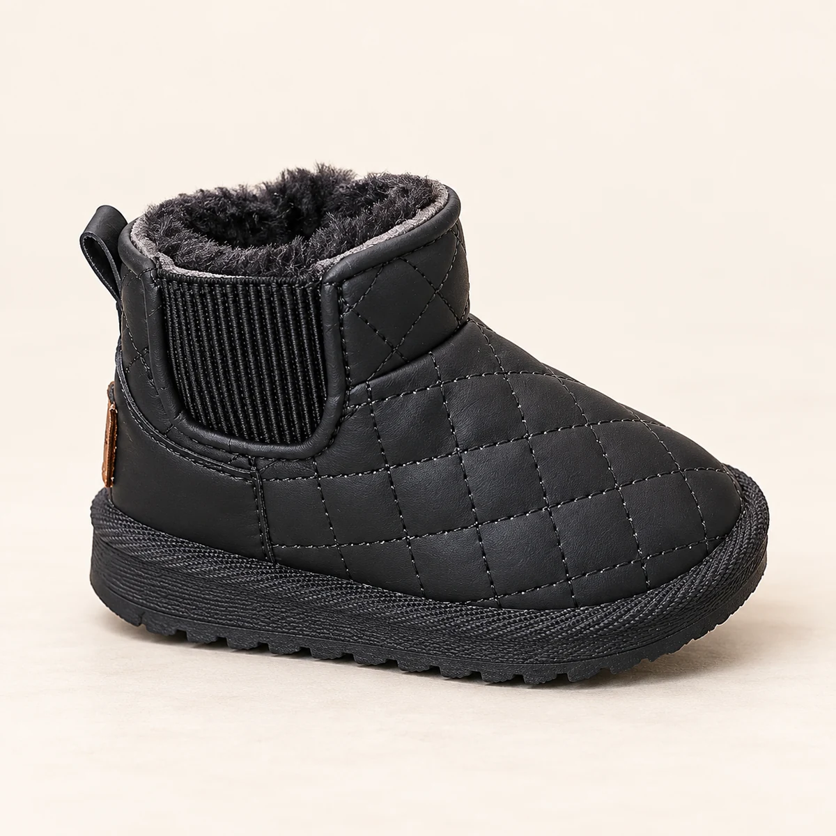 Vue rapprochée de bottines enfant noires fourrées avec fermeture éclair