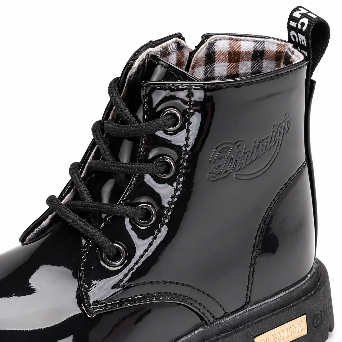 Vue rapprochée des bottines enfant noires à lacets en cuir brillant