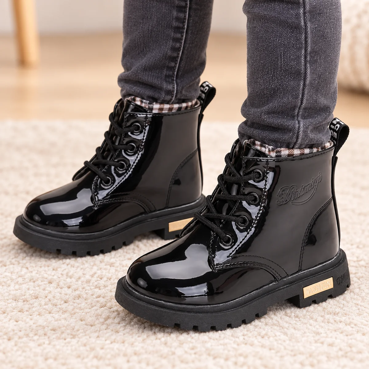 Enfant portant des bottines noires vernies à lacets pour enfant
