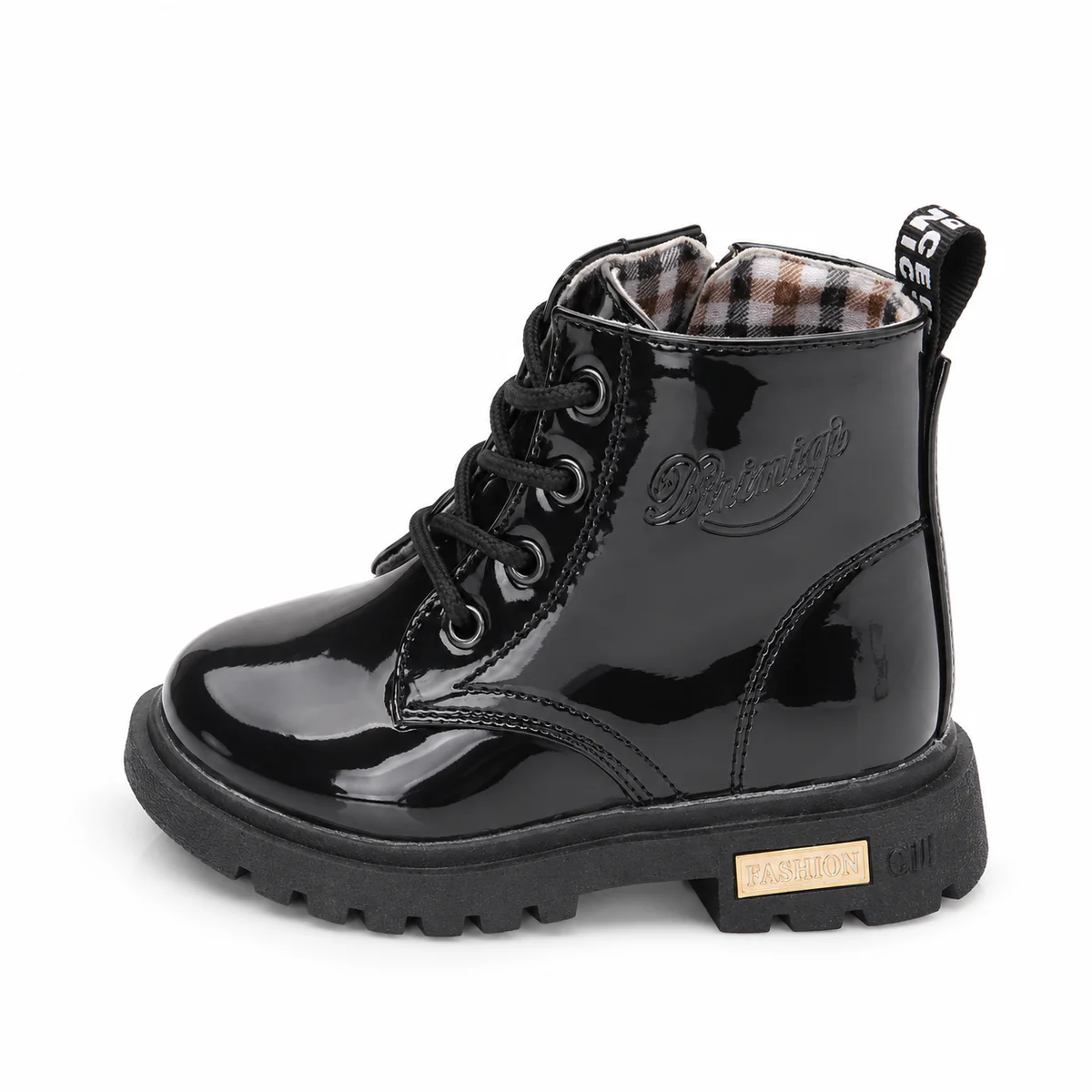 Détail des lacets sur des bottines en cuir verni pour enfant