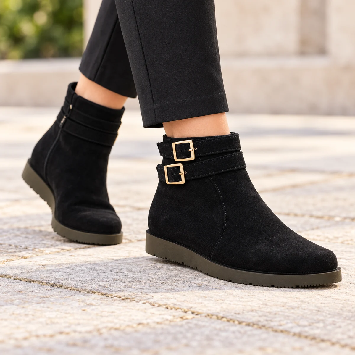 Profils de bottines femme tendance avec boucle et talon court noir