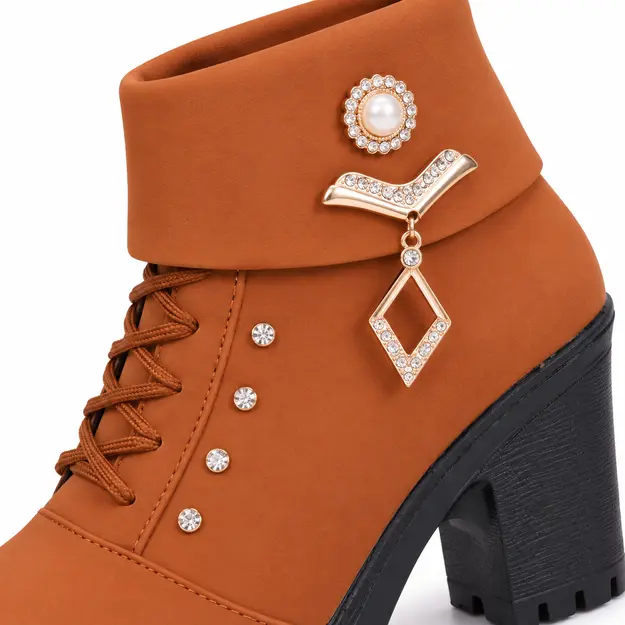 bottines femme a talon haut et bout rond marron detail du revers et du bijou 45125