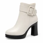bottines femme beiges a boucle et haut talon carre vue de trois quarts sur fond blanc 45070