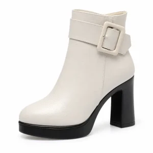 bottines femme beiges a boucle et haut talon carre vue de trois quarts sur fond blanc 45070