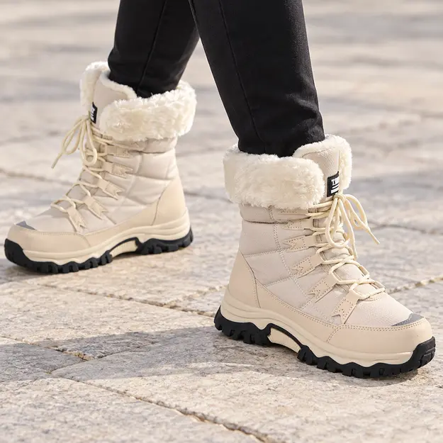 bottines femme beiges en pu a lacets portees en marchant avec un pantalon sombre 44787