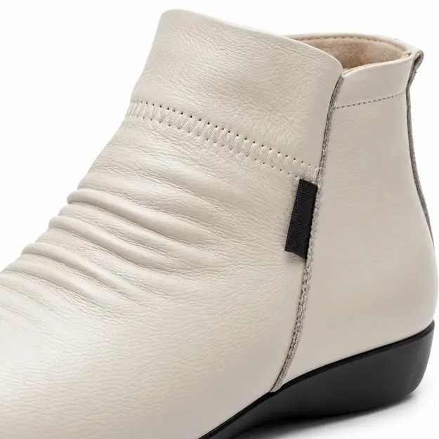 bottines femme beiges fourrees et compensees detail des plis et de la semelle compensee 45071