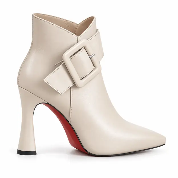 bottines femme beiges pointues a talon aiguille detail de la boucle carree et du talon 45044