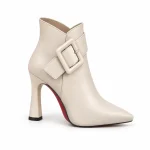 bottines femme beiges pointues a talon aiguille vue de trois quarts sur fond blanc 45044