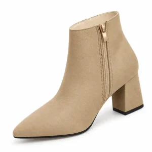 bottines femme beiges pointues a talon moyen vue de trois quarts sur fond blanc 45085