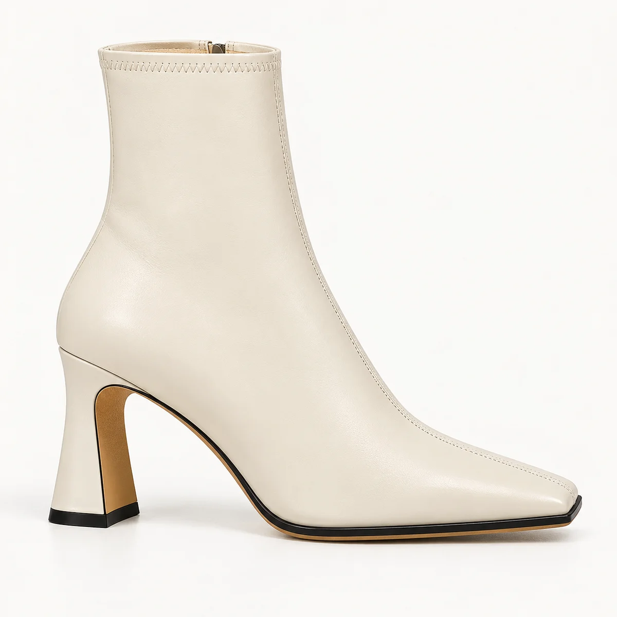 Vue de côté de bottines blanches à talon évasé et bout carré pour femme