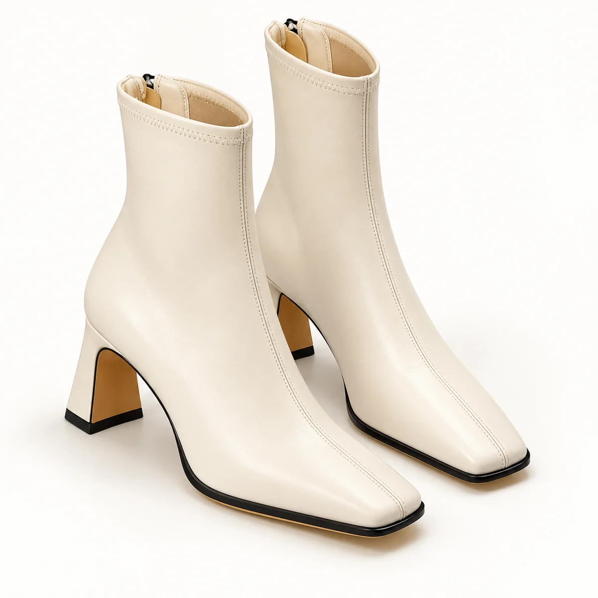 Bottines femmes blanches à bout carré et talon évasé sur fond neutre