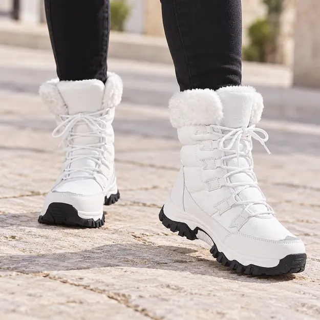 bottines femme blanches en pu a lacets portees en marchant avec un pantalon sombre 44786