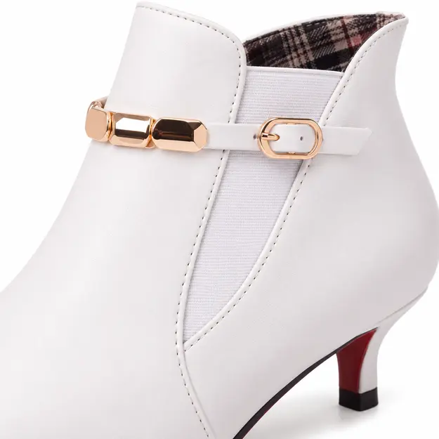 bottines femme blanches pointues a petit talon detail de la bride et du bout pointu 45061