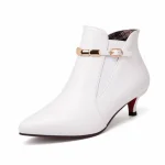 bottines femme blanches pointues a petit talon vue de trois quarts sur fond blanc 45061