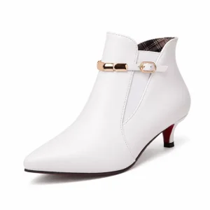 bottines femme blanches pointues a petit talon vue de trois quarts sur fond blanc 45061