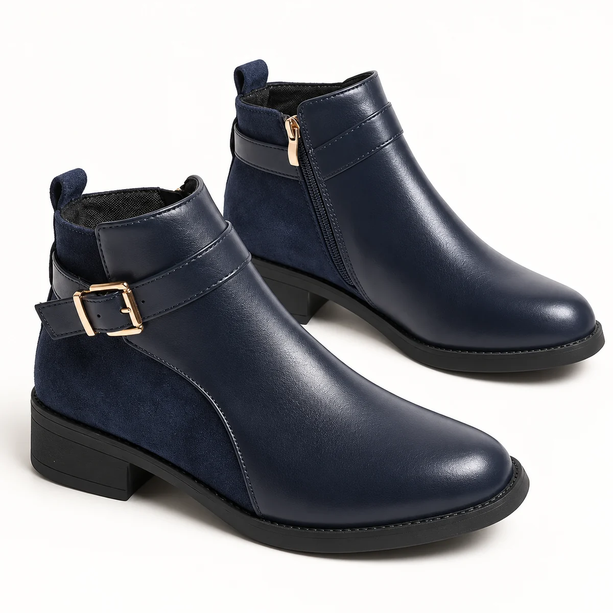 Détail de bottines femme bleu foncé avec boucle et zip tendance