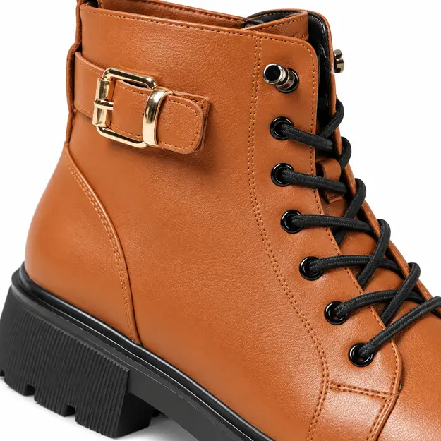bottines femme caramel a lacets et plateforme detail des lacets et de la boucle 45051
