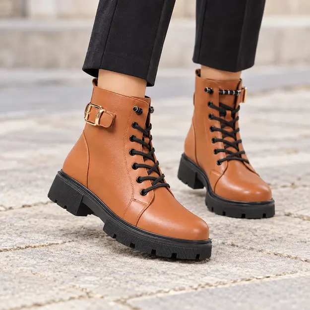bottines femme caramel a lacets et plateforme portees en marchant avec un pantalon sombre 45051