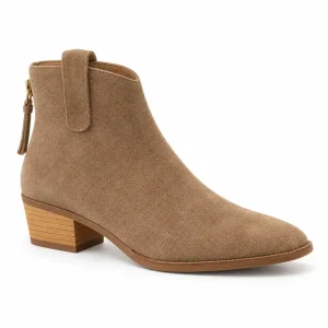bottines femme chelsea en daim a petit talon marron fonce vue de trois quarts sur fond blanc 45124