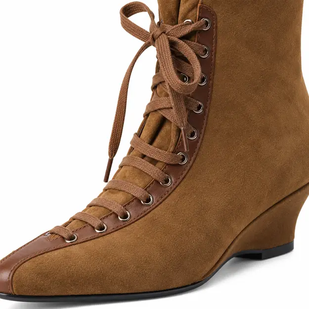 bottines femme compensees a lacets marron detail des lacets et du daim marron 45098