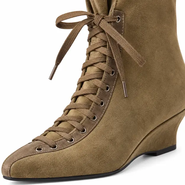 bottines femme compensees a lacets vert detail des lacets et du daim vert 45097