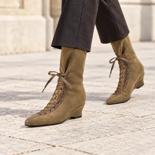 bottines femme compensees a lacets vert portees en marchant avec un pantalon sombre 45097