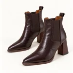 Bottines femme effet croco à bout pointu et talon carré sur fond blanc