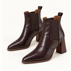 Bottines femme effet croco à bout pointu et talon carré sur fond blanc