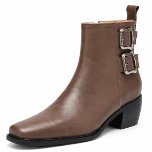 bottines femme en cuir fourrees a boucle 5 cm marron fourre vue de trois quarts sur fond blanc 45088