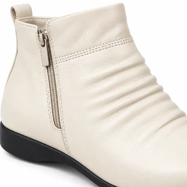 bottines femme en cuir fourrees compensees colorees beige fourre detail du cuir plisse et de la fermeture 45083
