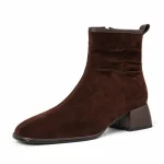 bottines femme en daim a talon carre marron fourre vue de trois quarts sur fond blanc 45103