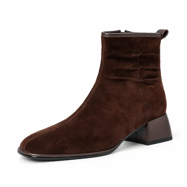 bottines femme en daim a talon carre marron non fourre vue de trois quarts sur fond blanc 45101
