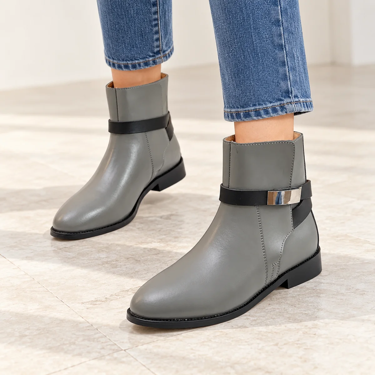 Chaussures féminines grises avec bride noire et talon modéré