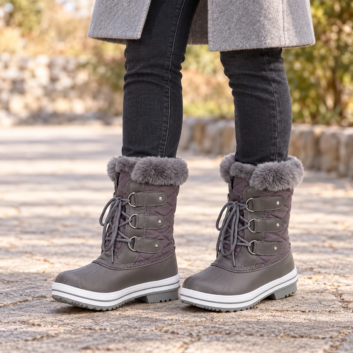 Détail des bottines femme grises fourrées à lacets et boucles pour hiver