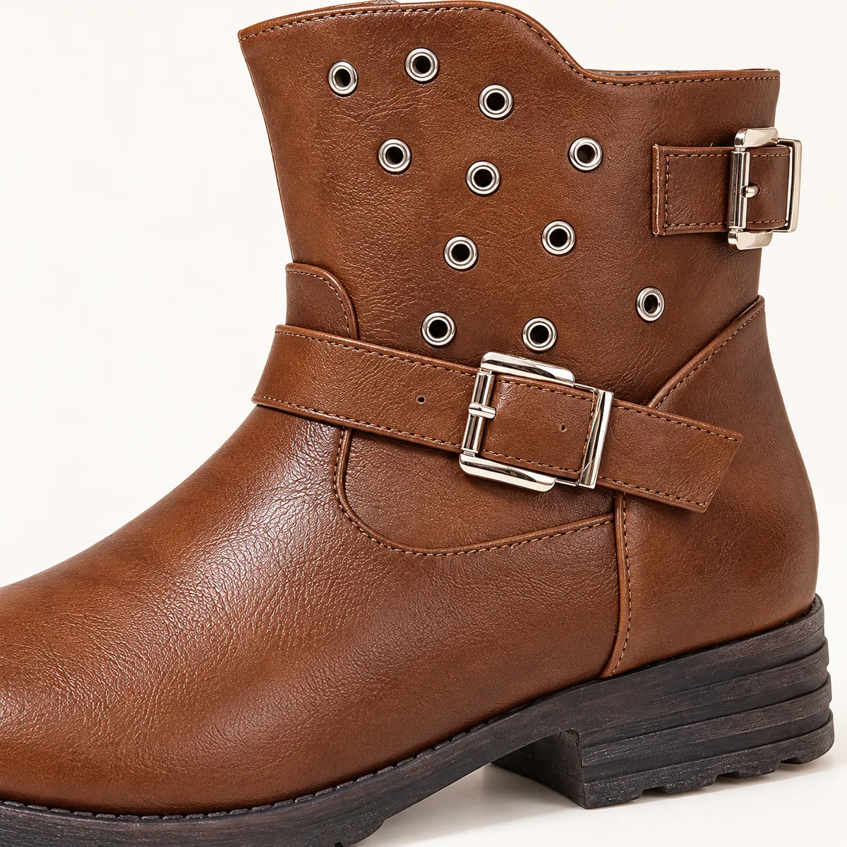 Vue frontale des bottines femme marron avec détails décoratifs en métal
