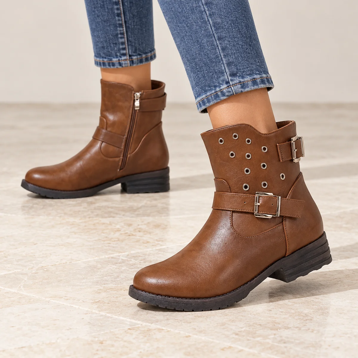 Détail des boucles et œillets sur bottines marron pour femme