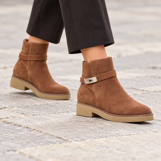 bottines femme marron a bride et semelle basse portees en marchant avec un pantalon sombre 45074