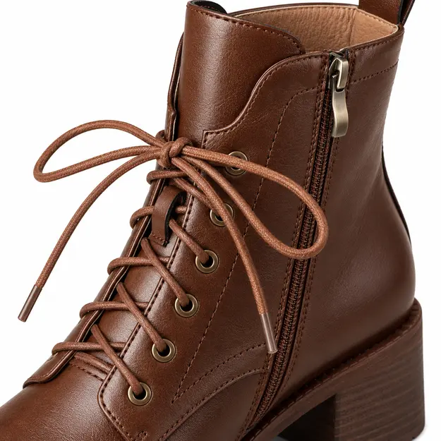 bottines femme marron a lacets et bout effile detail du lacage et des coutures 44738