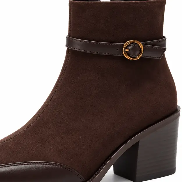 bottines femme marron a talon carre et finition veloutee detail de la finition veloutee et de la bride 45058
