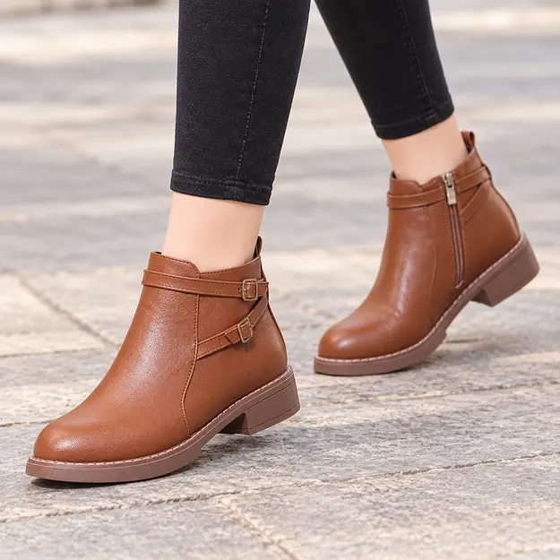bottines femme marron clair a bride et petit talon portees en marchant avec un pantalon sombre 45052