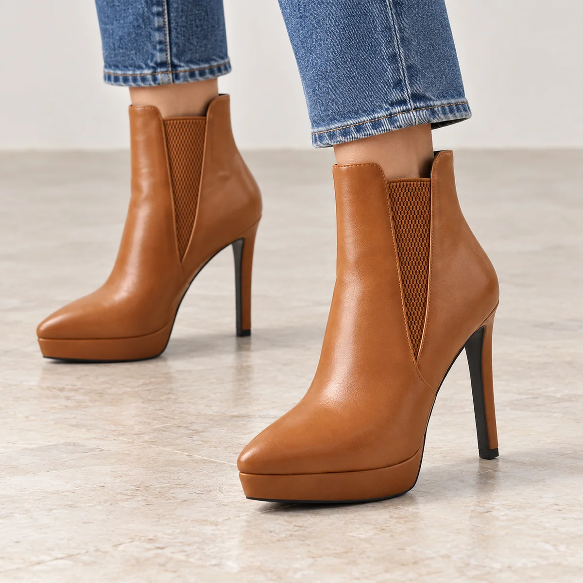 Vue rapprochée des bottines femme marron clair avec talon aiguille et plateforme