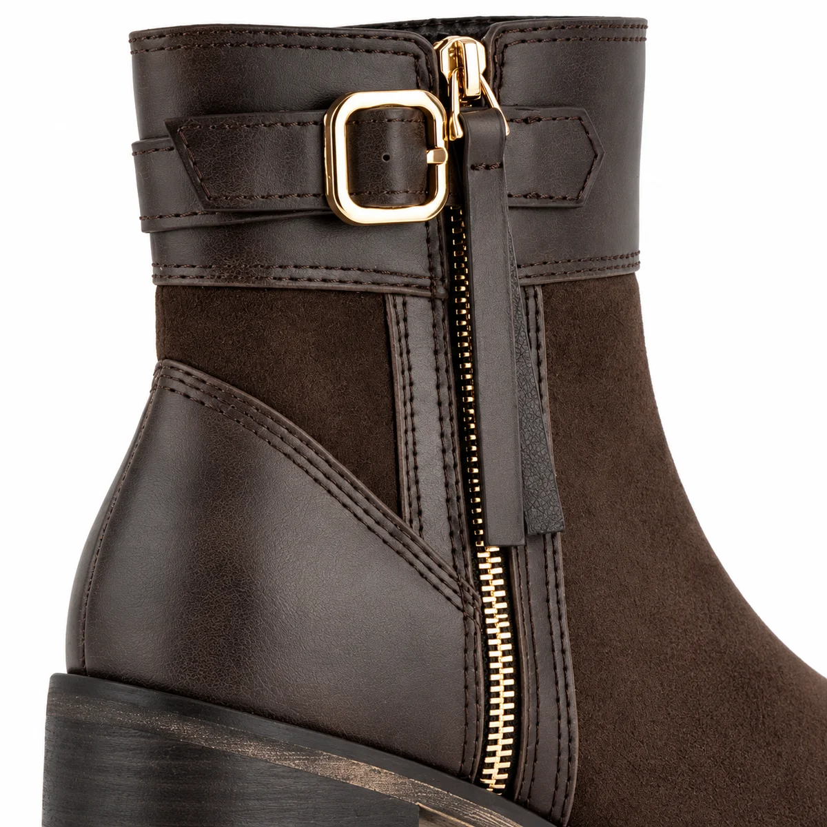 Zoom sur les bottines femme marron avec boucle en daim et zip latéral