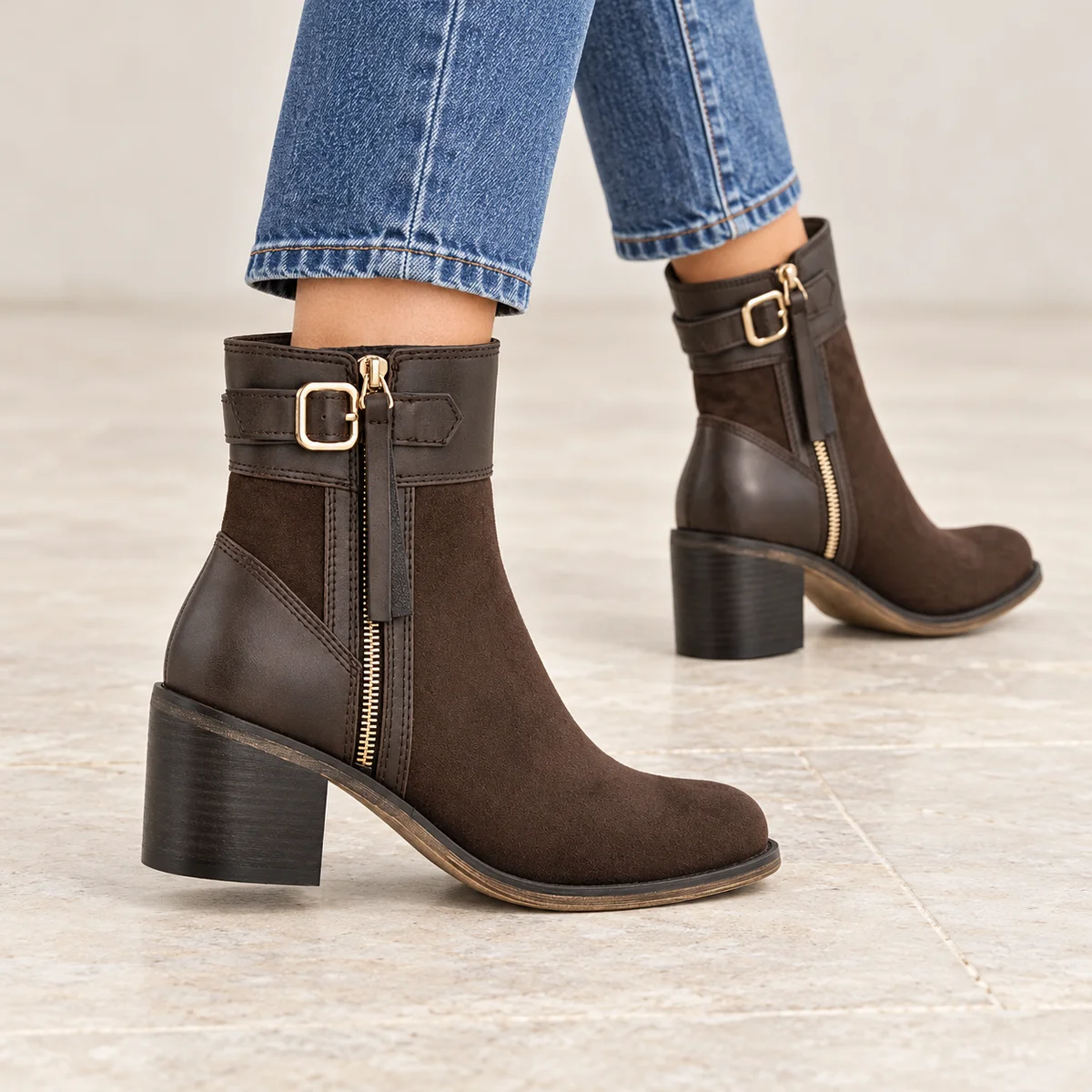 Détails des bottines marron en daim pour femme avec zip et boucle décorative