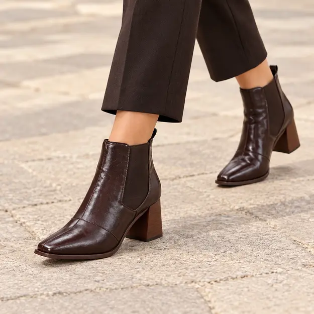 bottines femme marron en similicuir a zip portees en marchant avec un pantalon sombre 45069