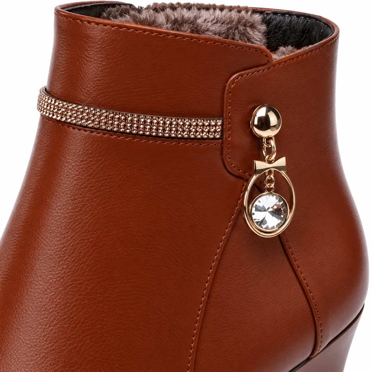 Femme portant des bottines marron fourrées à bijou et talon haut mode hiver