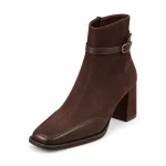 bottines femme marron fourrees a talon carre vue de trois quarts sur fond blanc 45057